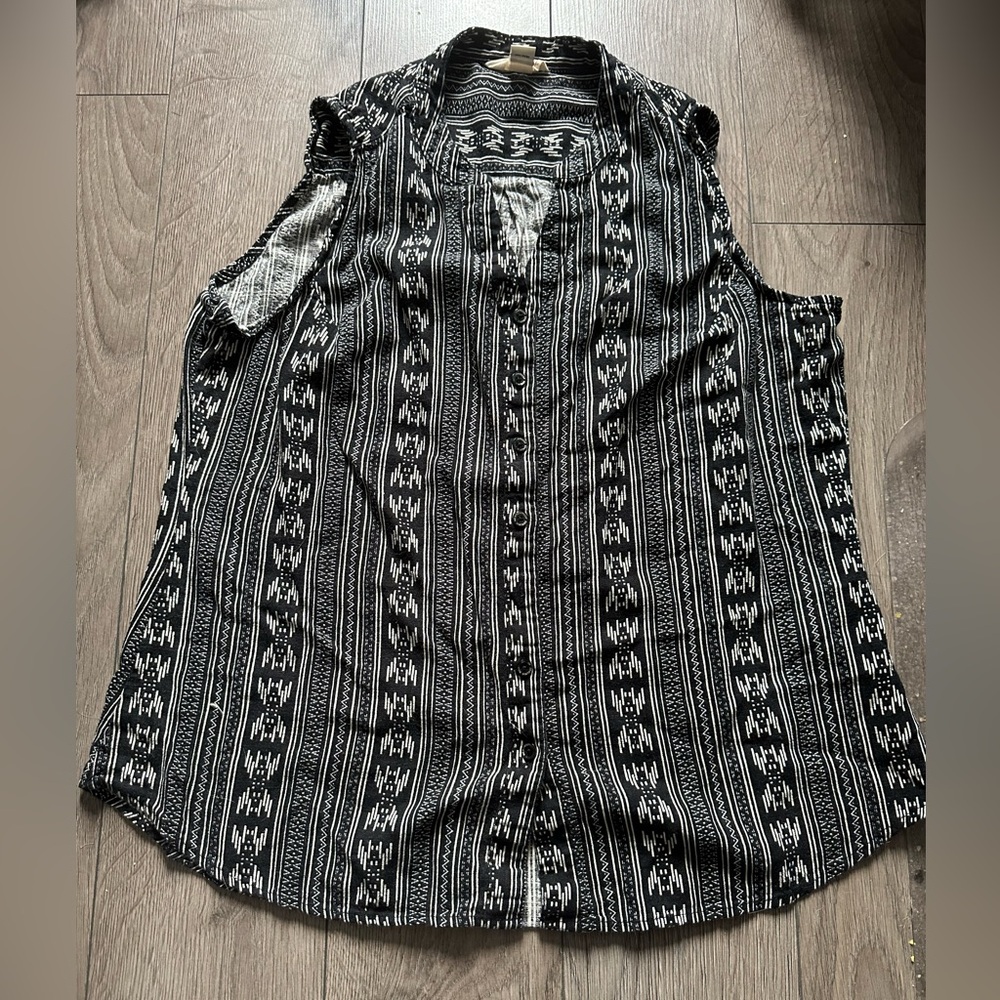 Black and white patterned sleeveless shirt for women